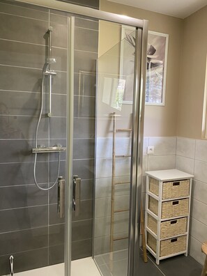 Shower, hair dryer, towels, toilet paper