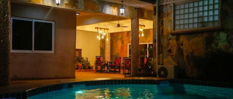 Outdoor pool, lifeguards on site