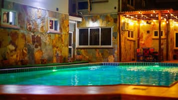 Outdoor pool, lifeguards on site