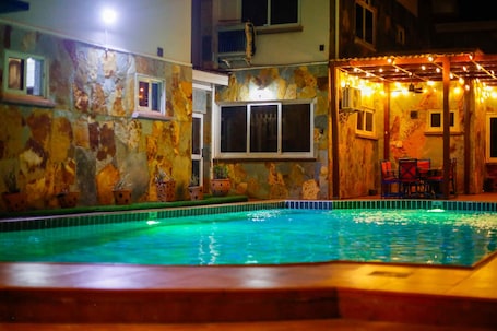 Una piscina al aire libre, guardavidas en la propiedad