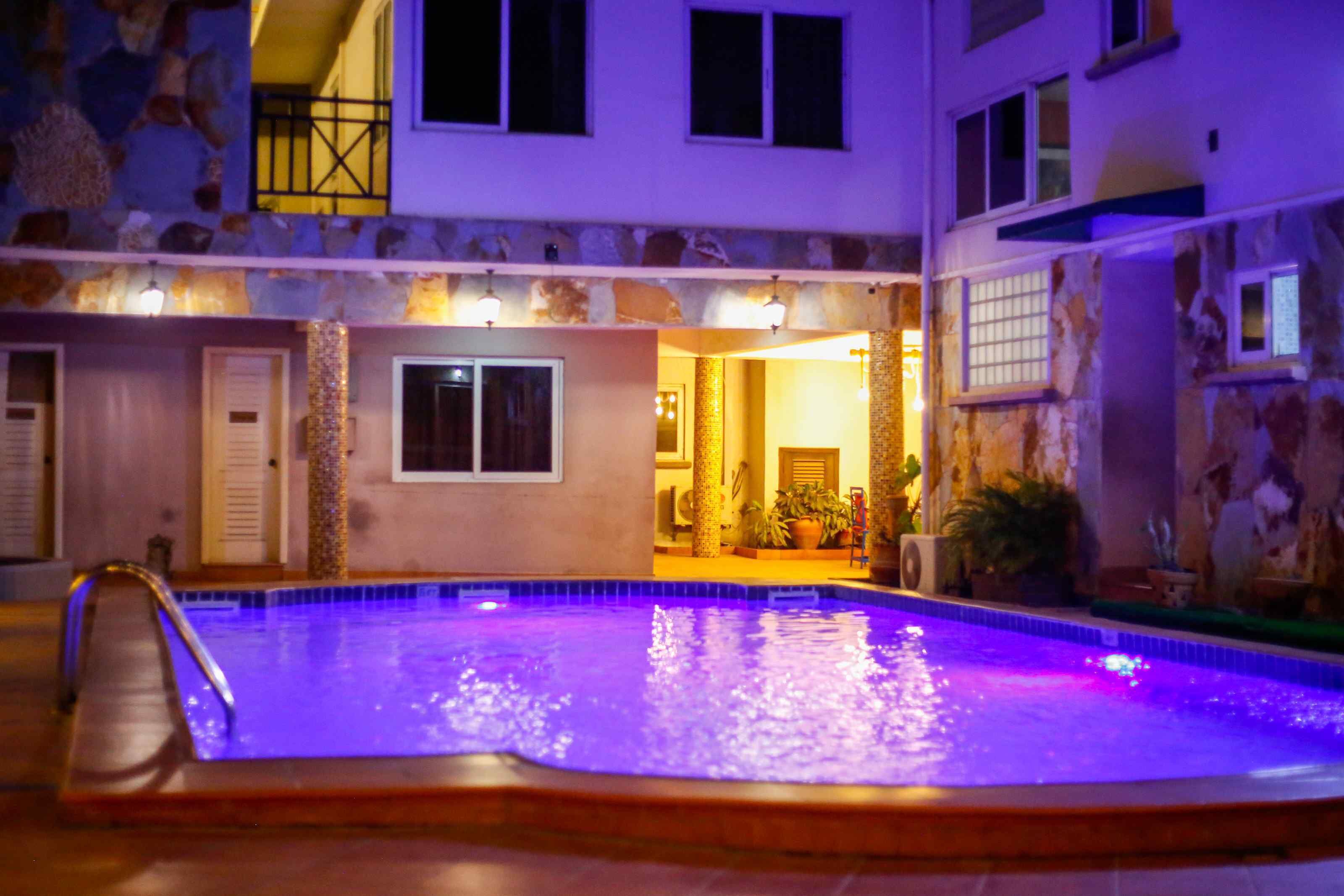 Outdoor pool, lifeguards on site