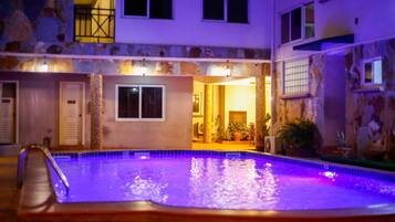 Outdoor pool, lifeguards on site