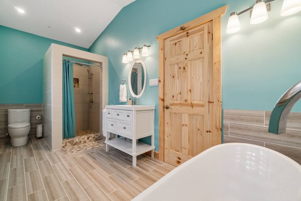 Badewanne, Haartrockner, Handtücher