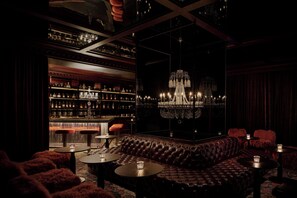 2 bars/lounges