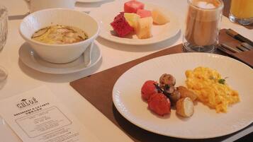 Daily cooked-to-order breakfast for a fee
