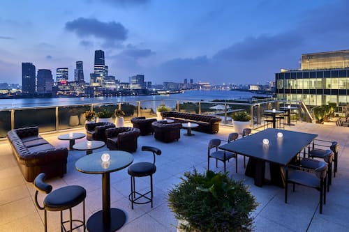 2 bars/lounges