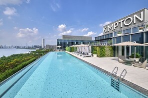 Una piscina al aire libre de temporada