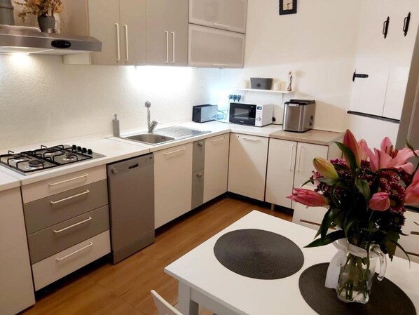 Frigorífico, microondas, placa de cocina y lavavajillas