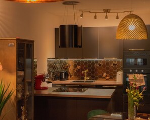 Frigorifero, microonde, forno, piano cottura