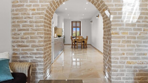 A hallway with a brick archway leading to a dining area. - Kristijan & Jelena - Pool, Jacuzzi, Playground (Vodnjan)
