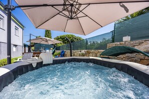 Outdoor spa tub - Kristijan & Jelena - Pool, Jacuzzi, Playground (Vodnjan)