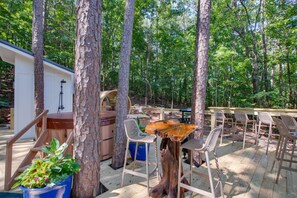 Outdoor dining - #3 (Magnolia) Treehouse near Lake Guntersville (Scottsboro)