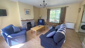 Cottage, Multiple Beds | Living area