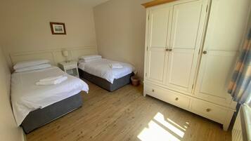 Cottage, Multiple Beds | 3 bedrooms, iron/ironing board, free WiFi, bed sheets