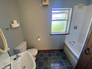 Casa de campo, varias camas | Baño | Ducha y toallas