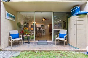 Interior - Napili Ridge condo in a great location with patio, pool & grill access (Lahaina)