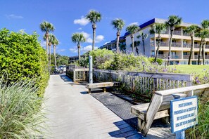 Property grounds - Charming condo with pool & balcony - steps to beach, walk to Coligny Plaza (Hilton Head)