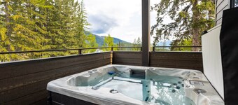 Whitefish Ski In/SkiOut Private HotTub