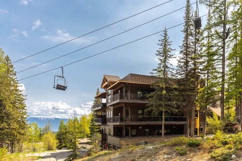 Whitefish Ski In/SkiOut Private HotTub