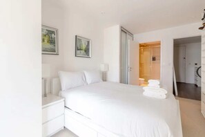 2 habitaciones, espacio para trabajar con laptop y ropa de cama