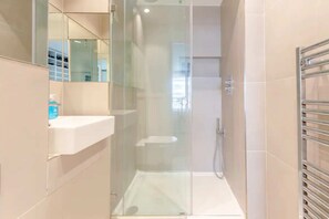 Basic Apartment, 2 Double Beds | Bathroom