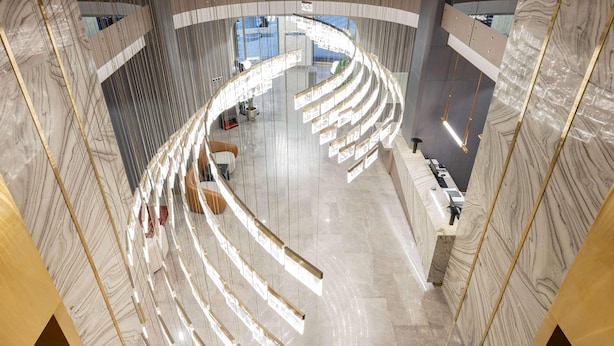 Ein modernes Interieur mit gewölbter Decke, Marmorwänden und einer zentralen Sitzecke.