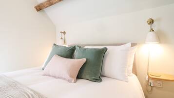 2 Schlafzimmer, individuell dekoriert, individuell eingerichtet