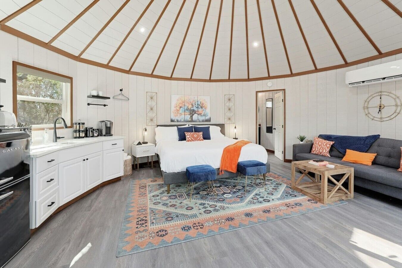 Een bureau, wifi, beddengoed