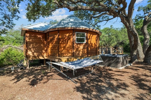 Jaw-Dropping Yurt! King Bed and Spa!