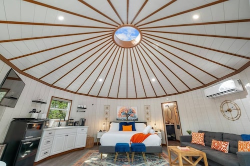 Jaw-Dropping Yurt! King Bed and Spa!