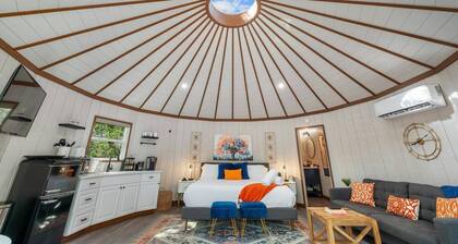 Jaw-Dropping Yurt! King Bed and Spa!
