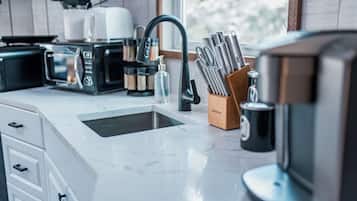 Een koffiezetapparaat/waterkoker, een koelkast, een microgolfoven