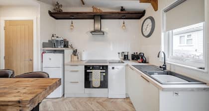 1 Bed Cabin - Sleeps 2 - Pets - 2 Min To Beach