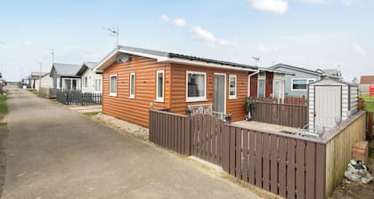 1 Bed Cabin - Sleeps 2 - Pets - 2 Min To Beach