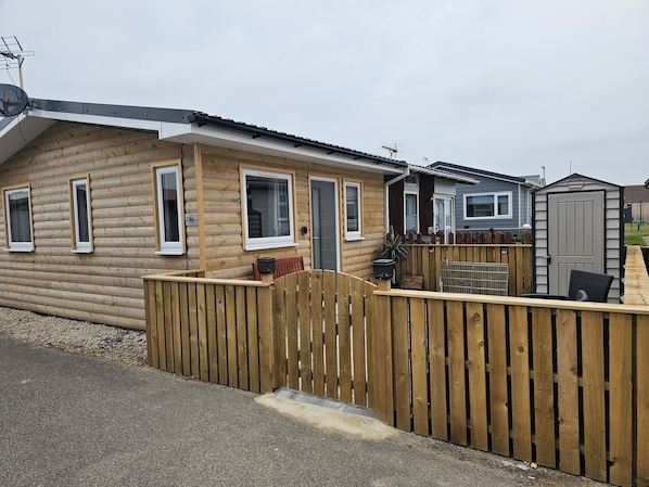 Chalet | Exterior - 1 Bed Cabin - Sleeps 2 - Pets - 2 Min To Beach (Bridlington)
