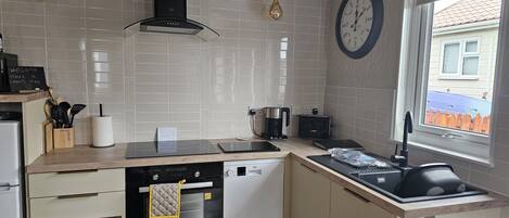 Chalet | Private kitchen | Fridge, microwave, oven, stovetop