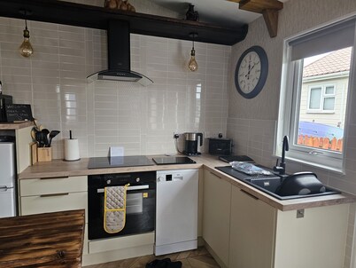 1 Bed Cabin - Sleeps 2 - Pets - 2 Min To Beach