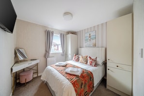 1 bedroom, iron/ironing board, free WiFi, bed sheets - 1 Bed Cabin - Sleeps 2 - Pets - 2 Min To Beach (Bridlington)