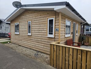 Chalet | Exterior - 1 Bed Cabin - Sleeps 2 - Pets - 2 Min To Beach (Bridlington)