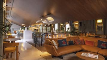 2 bars/lounges