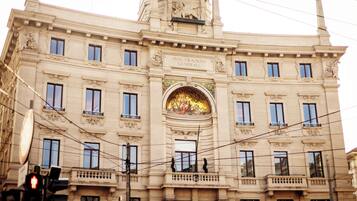 Un edificio histórico con detalles arquitectónicos ornamentales, incluyendo una cúpula central y varios balcones.