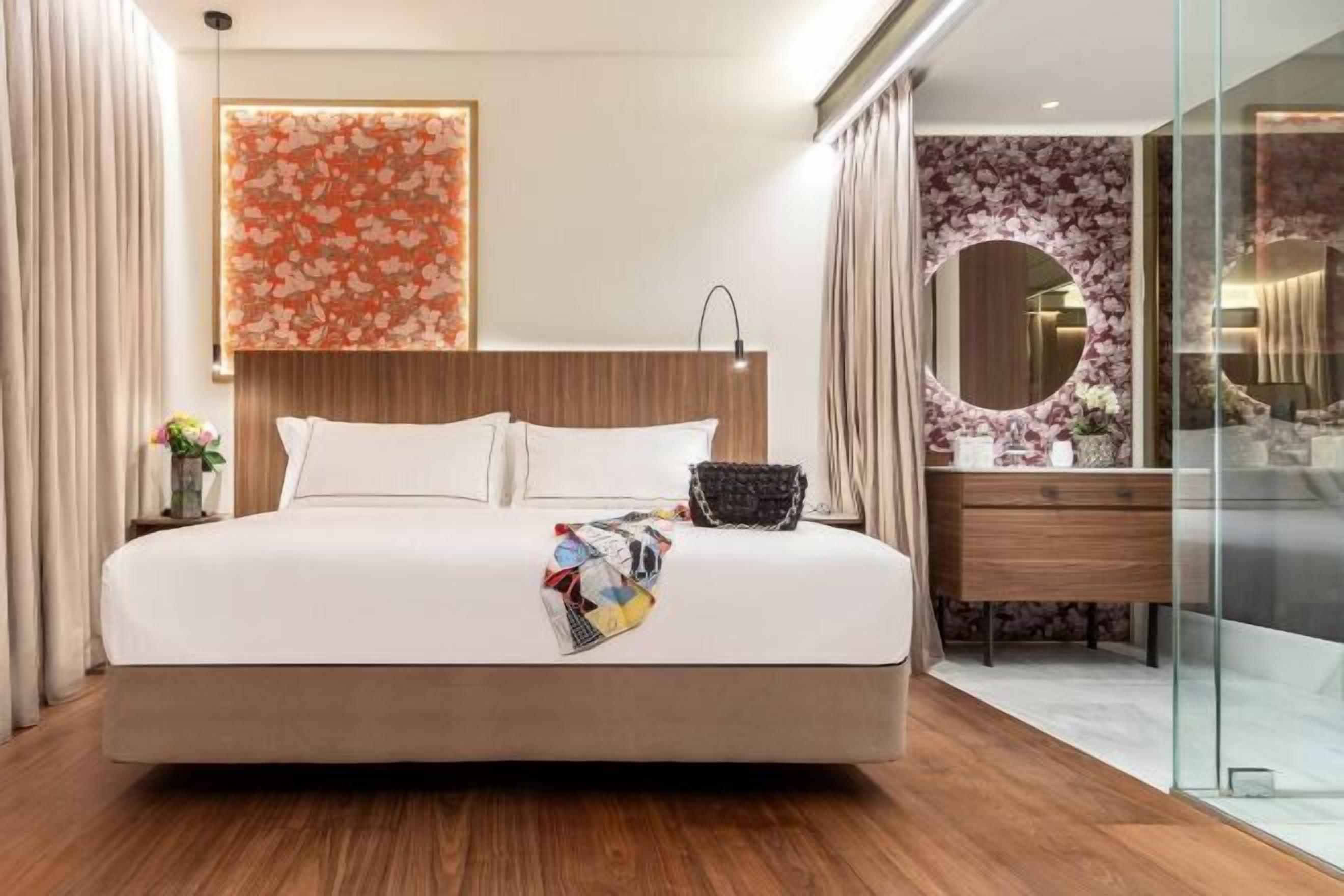Bộ đồ giường kháng dị ứng, chăn bông, minibar, két bảo mật tại phòng 