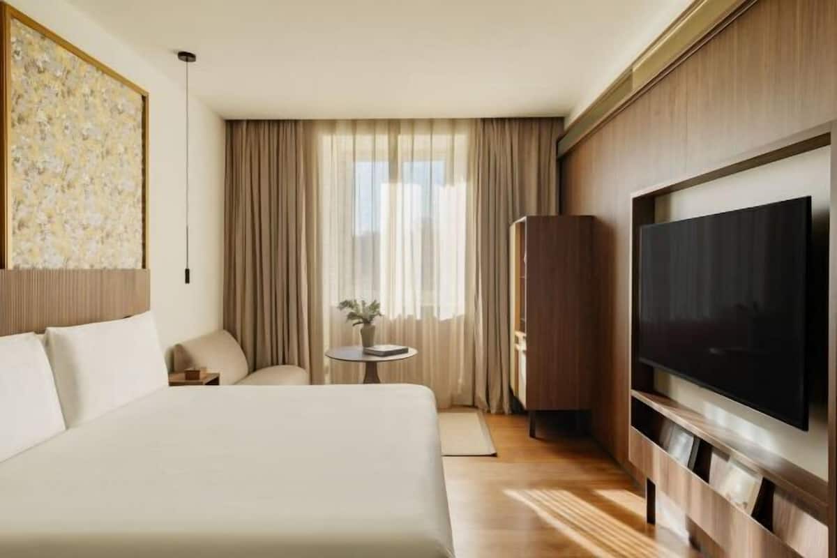 Hypo-allergenic bedding, down comforters, minibar, in-room safe