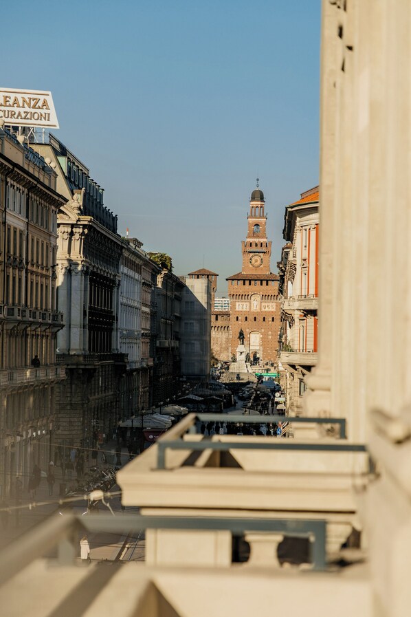 Un bâtiment historique doté d’un clocher, d’une enseigne indiquant « LEANZA CURAZIONI » et offrant une vue sur une rivière.