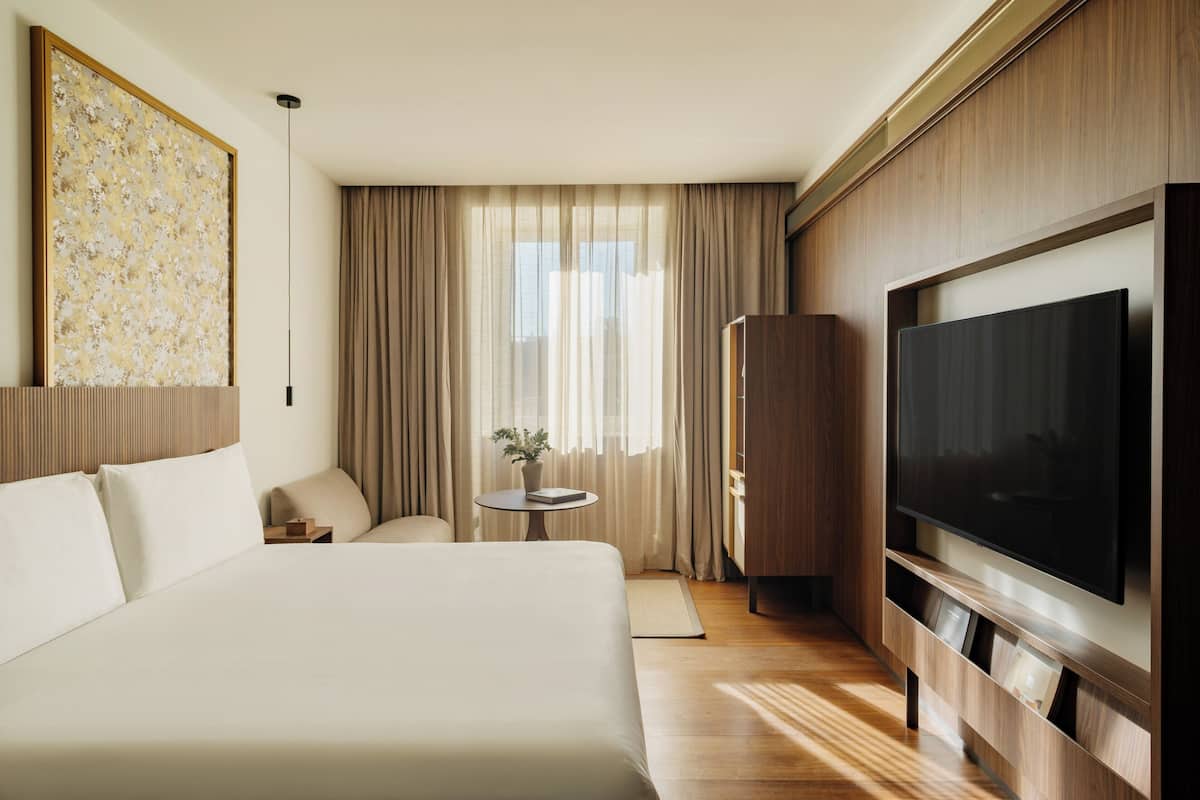 Hypo-allergenic bedding, down comforters, minibar, in-room safe