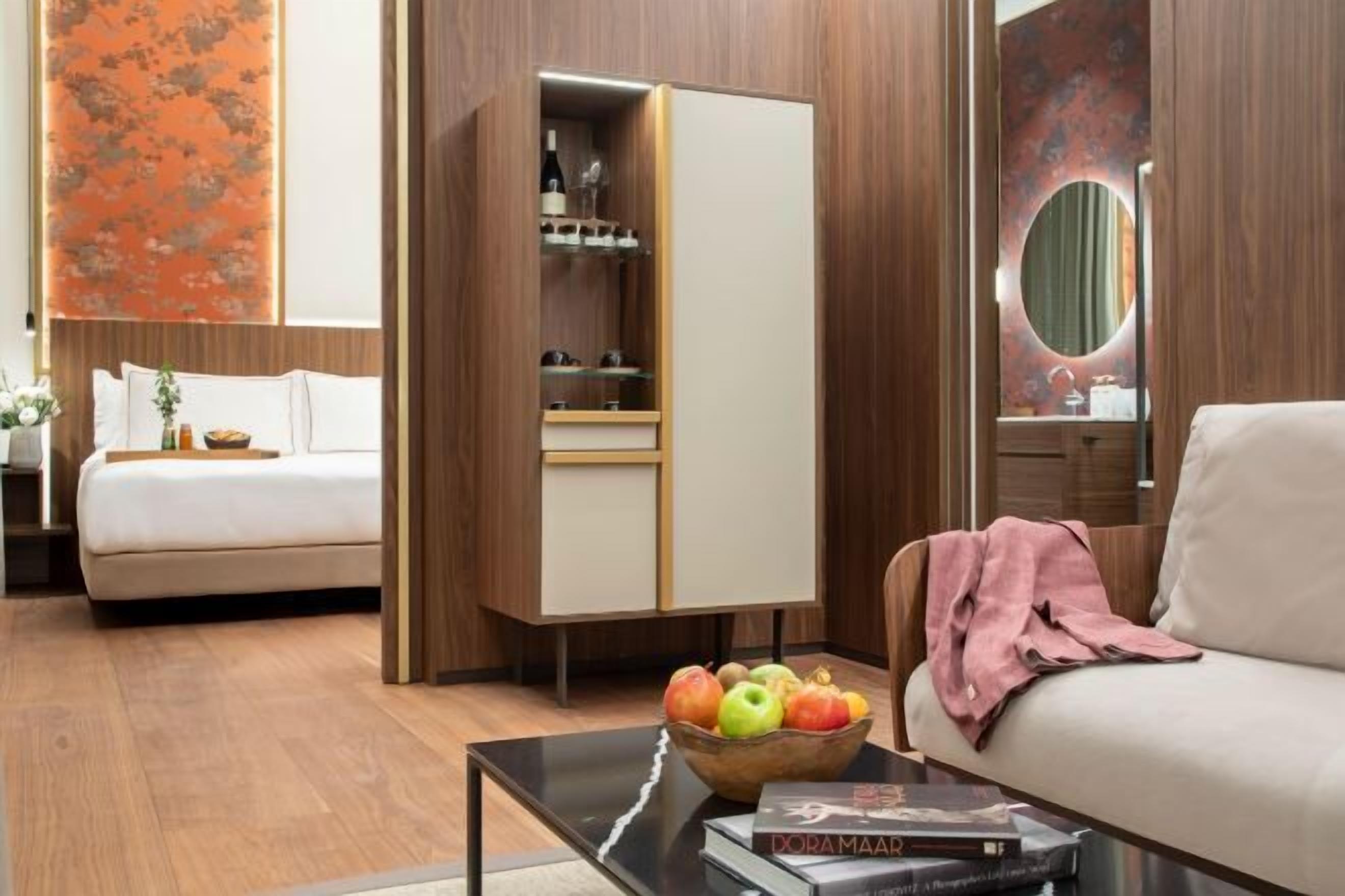 Bộ đồ giường kháng dị ứng, chăn bông, minibar, két bảo mật tại phòng 