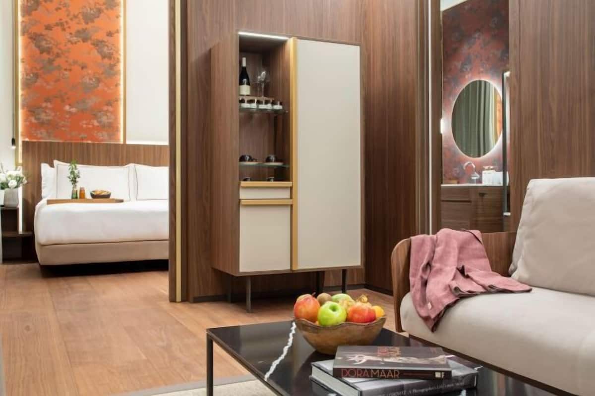 Hypo-allergenic bedding, down comforters, minibar, in-room safe