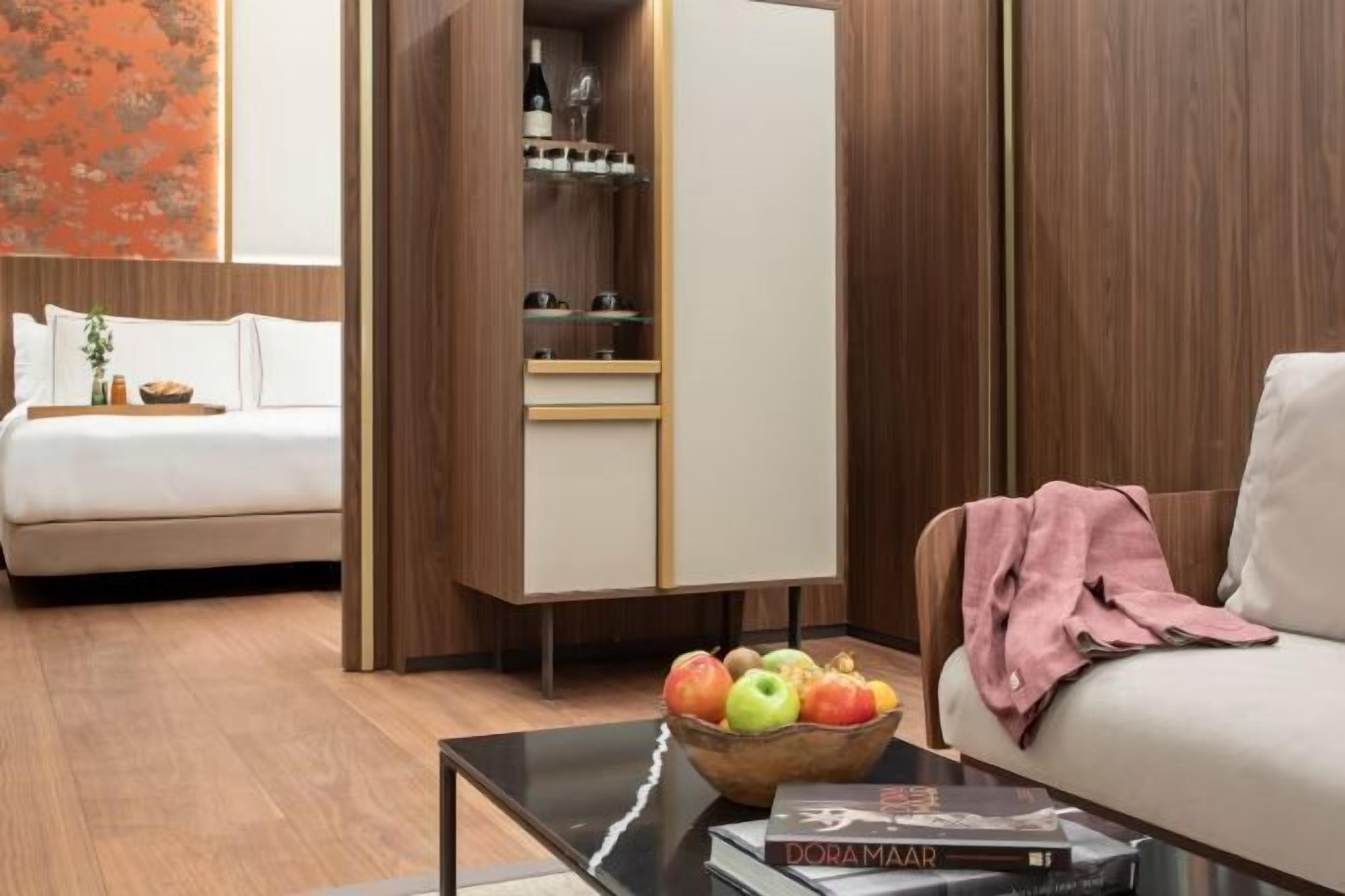 Bộ đồ giường kháng dị ứng, chăn bông, minibar, két bảo mật tại phòng 