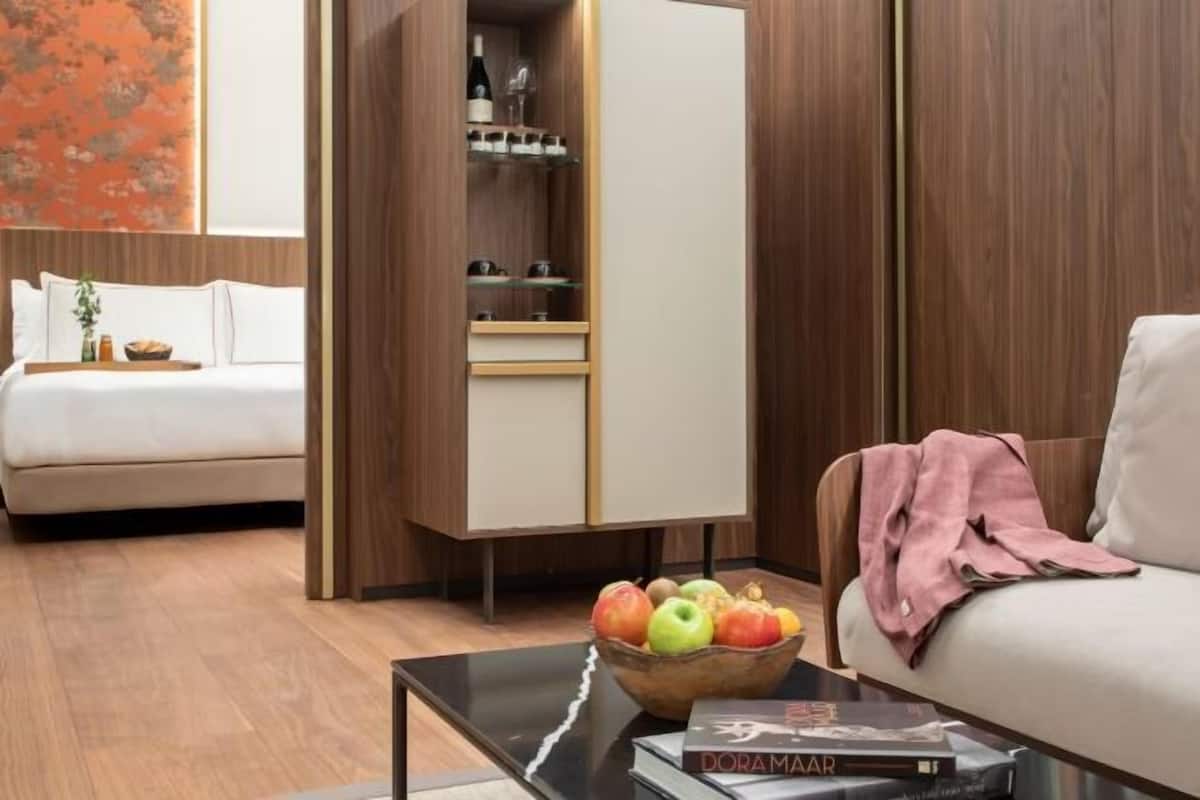 Hypo-allergenic bedding, down comforters, minibar, in-room safe