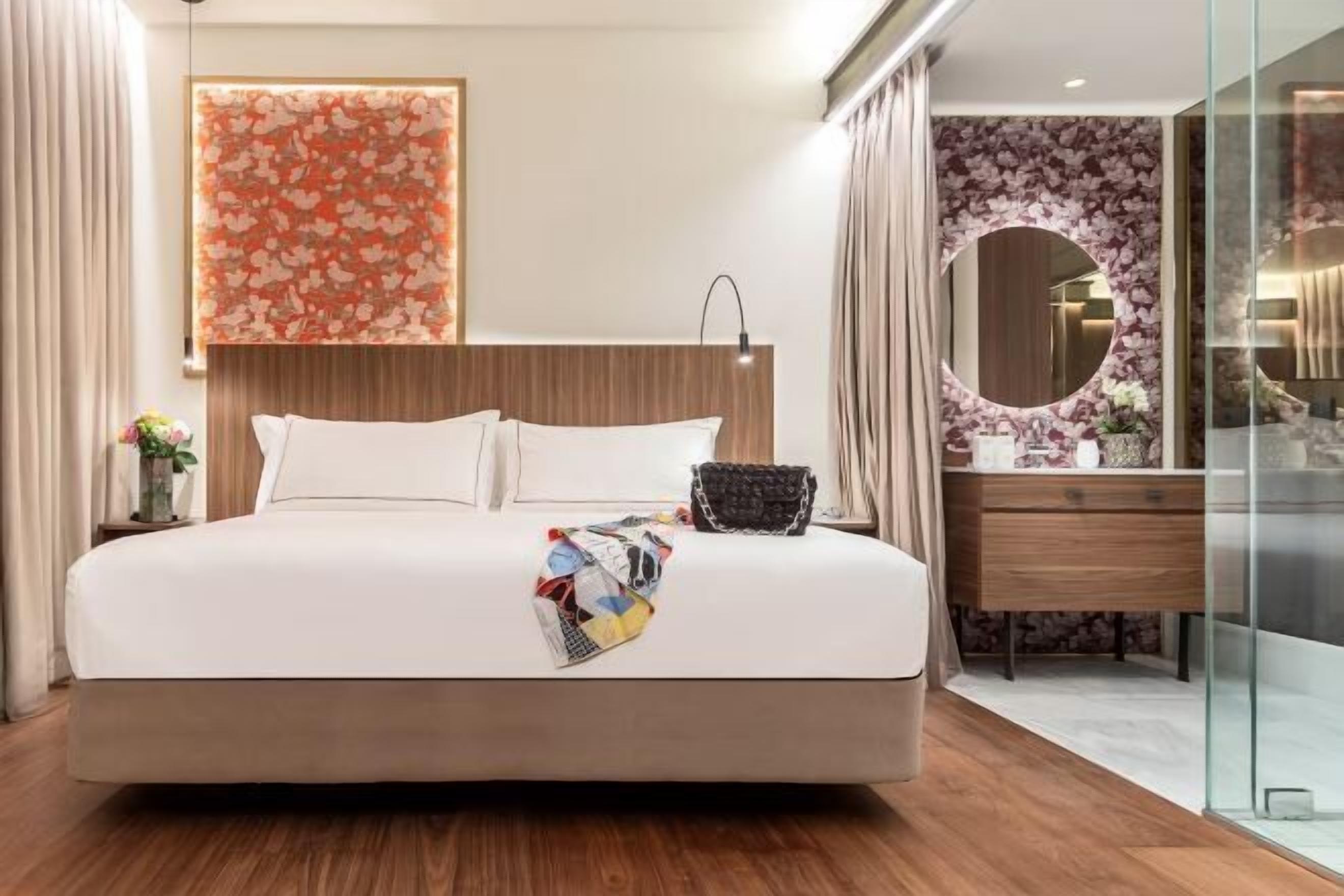 Bộ đồ giường kháng dị ứng, chăn bông, minibar, két bảo mật tại phòng 